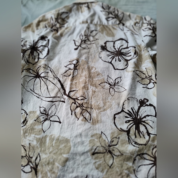 ISLAND SHORES Men's Button Up Shirt. Size Large. Short Sleeves. Smoke Free Home - Picture 3 of 3